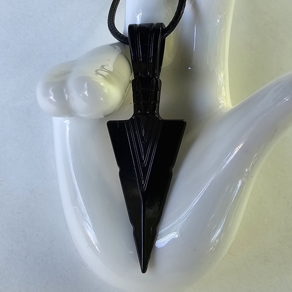 🪓 Steel Arrowhead Necklace - Picture 2 of 7